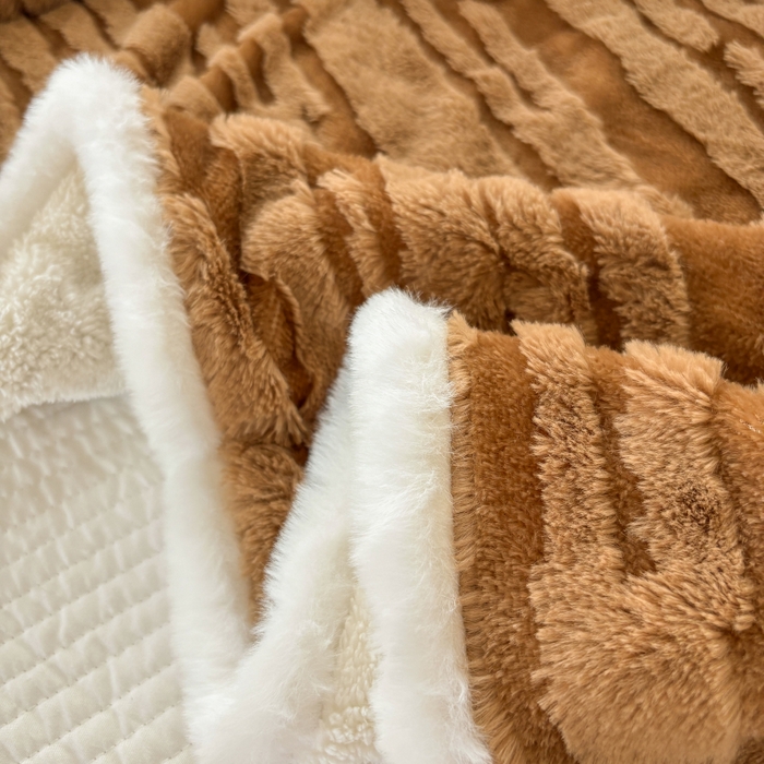 91家纺网 家纺一手货源 找家纺 潮邦创意家居2025新款全新升级阳离子提花兔毛球毯-雪兔波纹系列 雪兔波纹-烟绒棕