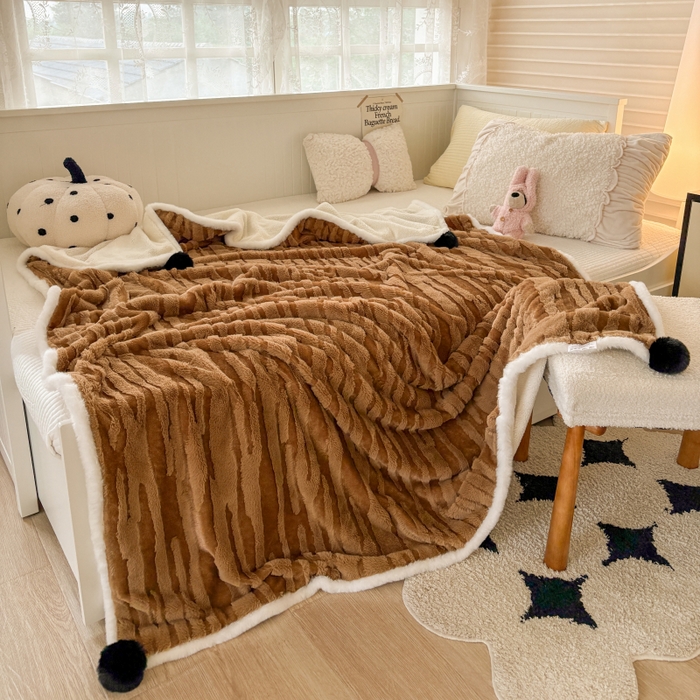 91家纺网 家纺一手货源 找家纺 潮邦创意家居2025新款全新升级阳离子提花兔毛球毯-雪兔波纹系列 雪兔波纹-烟绒棕