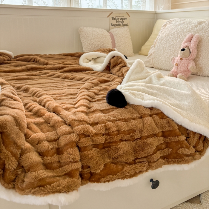 91家纺网 家纺一手货源 找家纺 潮邦创意家居2025新款全新升级阳离子提花兔毛球毯-雪兔波纹系列 雪兔波纹-烟绒棕