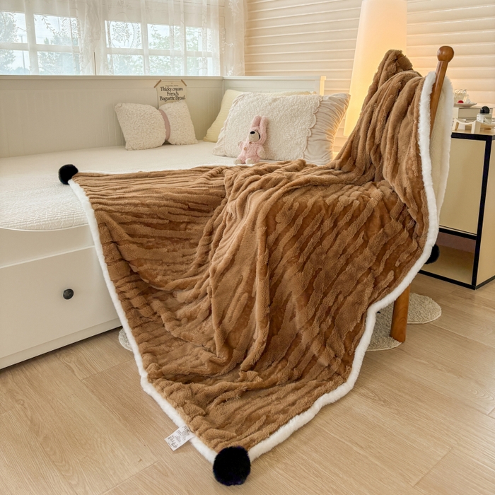 91家纺网 家纺一手货源 找家纺 潮邦创意家居2025新款全新升级阳离子提花兔毛球毯-雪兔波纹系列 雪兔波纹-烟绒棕