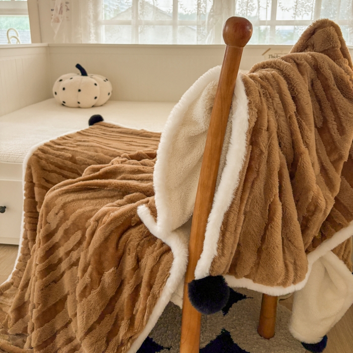 91家纺网 家纺一手货源 找家纺 潮邦创意家居2025新款全新升级阳离子提花兔毛球毯-雪兔波纹系列 雪兔波纹-烟绒棕