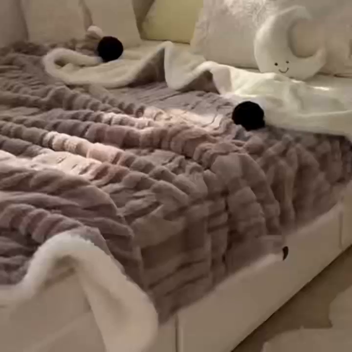 91家纺网 家纺一手货源 找家纺 潮邦创意家居2025新款全新升级阳离子提花兔毛球毯-雪兔波纹系列 雪兔波纹-烟绒棕