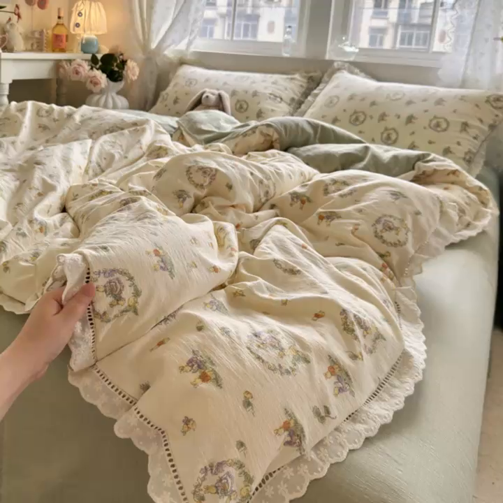 91家纺网 家纺一手货源 找家纺 Mata蔓塔家 2025新款云感双层纱全棉镂空花边四件套 兔子琴曲