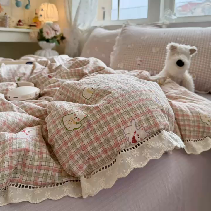 91家纺网 家纺一手货源 找家纺 Mata蔓塔家 2025新款云感双层纱全棉镂空花边四件套 山楂西高地