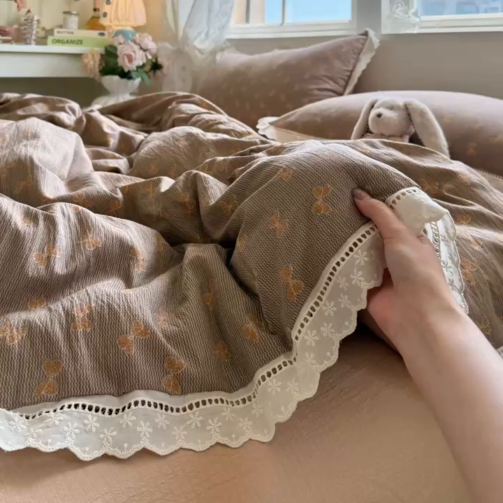 91家纺网 家纺一手货源 找家纺 Mata蔓塔家 2025新款云感双层纱全棉镂空花边四件套 肉桂