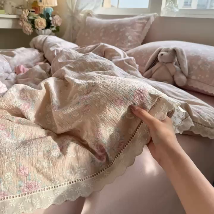 91家纺网 家纺一手货源 找家纺 Mata蔓塔家 2025新款云感双层纱全棉镂空花边四件套 落樱小屋