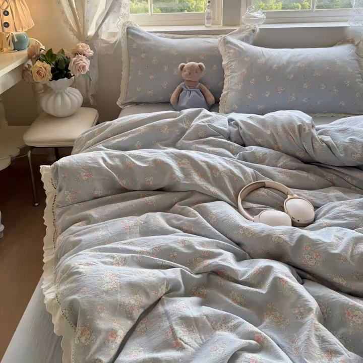 91家纺网 家纺一手货源 找家纺 Mata蔓塔家 2025新款云感双层纱全棉镂空花边四件套 蓝风铃