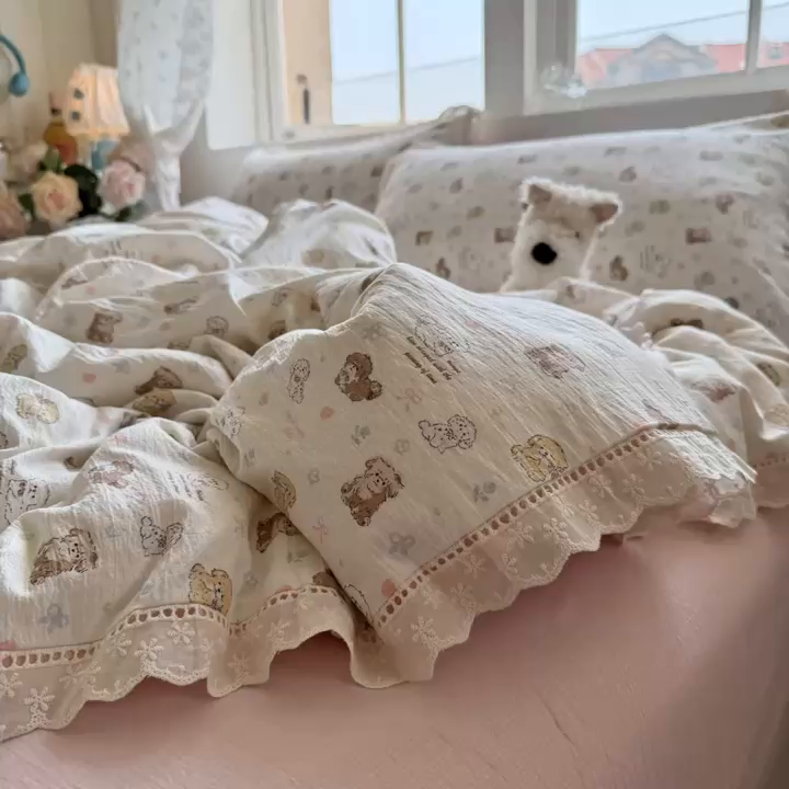 91家纺网 家纺一手货源 找家纺 Mata蔓塔家 2025新款云感双层纱全棉镂空花边四件套 狗狗伙伴