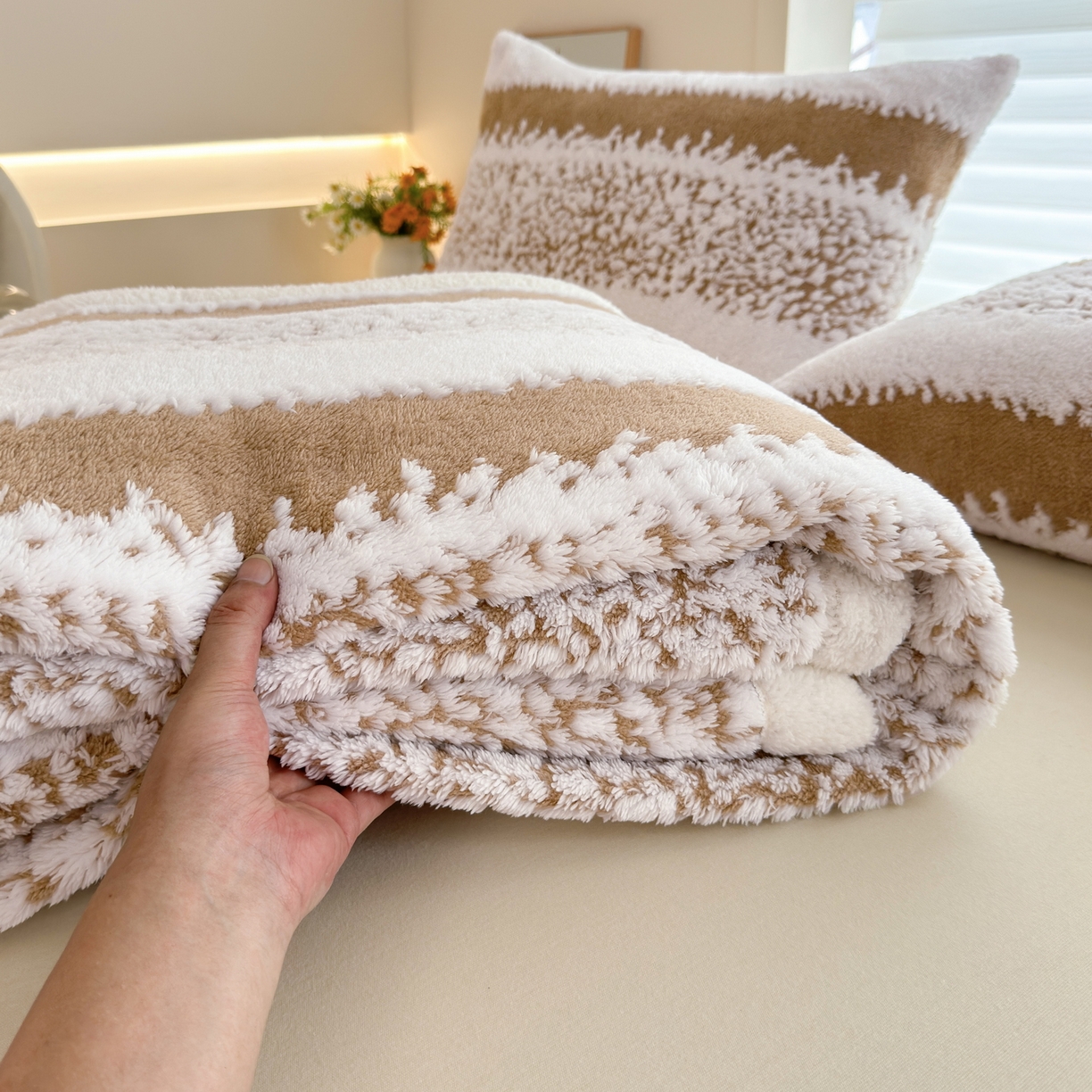 91家纺网 家纺一手货源 找家纺 春妮家纺 2025新款加厚羊羔绒阳离子双层盖毯舒棉绒毛毯 拉斐尔-茶棕