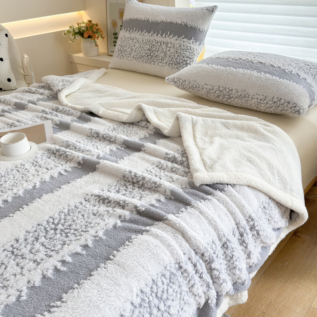 91家纺网 家纺一手货源 找家纺 春妮家纺 2025新款加厚羊羔绒阳离子双层盖毯舒棉绒毛毯 拉斐尔-浅灰