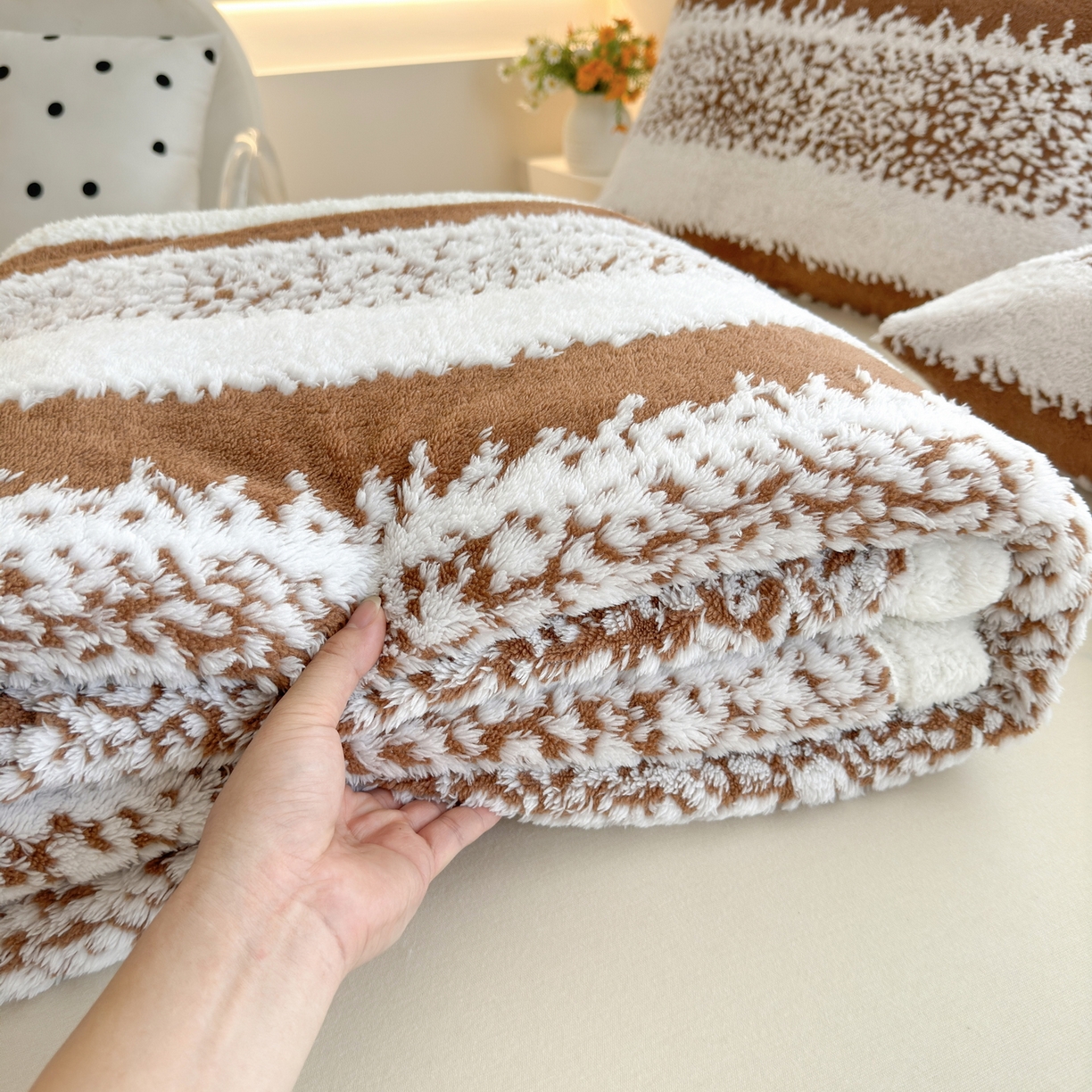 91家纺网 家纺一手货源 找家纺 春妮家纺 2025新款加厚羊羔绒阳离子双层盖毯舒棉绒毛毯 拉斐尔-深咖