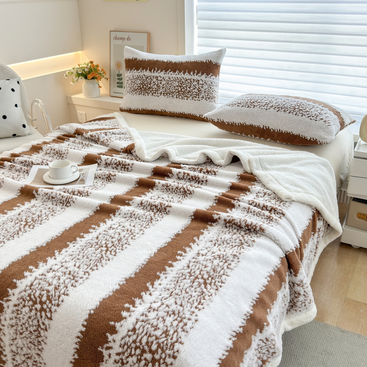 91家纺网 家纺一手货源 找家纺 春妮家纺 2025新款加厚羊羔绒阳离子双层盖毯舒棉绒毛毯 拉斐尔-深咖