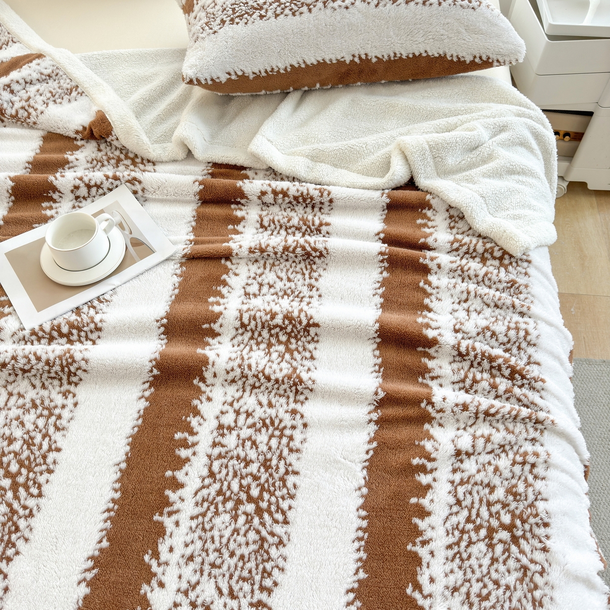 91家纺网 家纺一手货源 找家纺 春妮家纺 2025新款加厚羊羔绒阳离子双层盖毯舒棉绒毛毯 拉斐尔-深咖