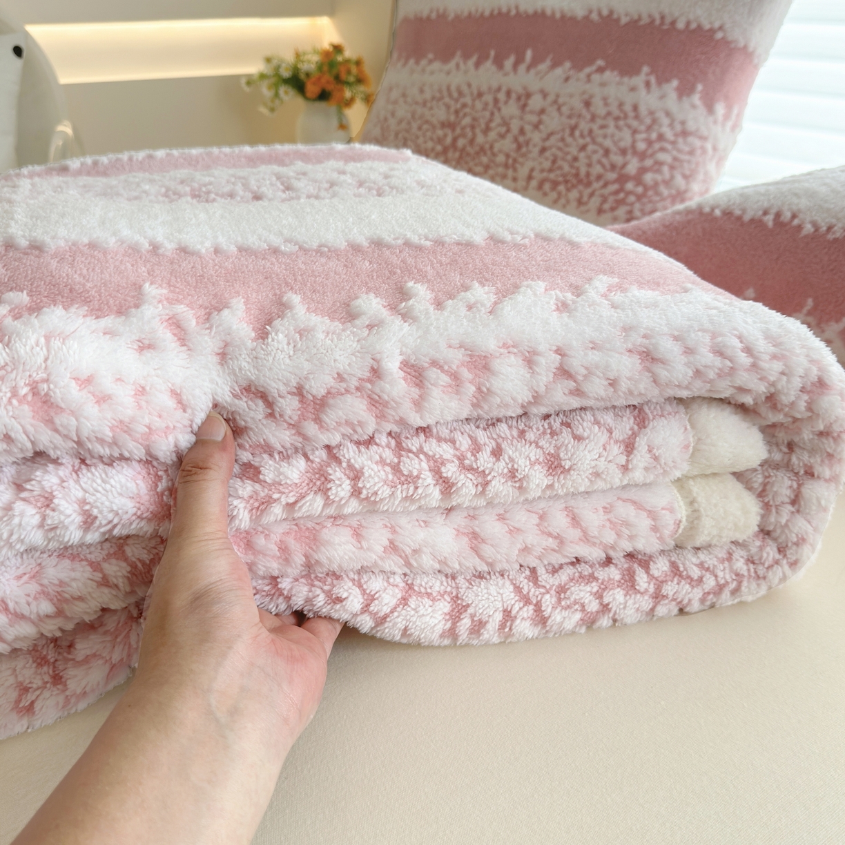 91家纺网 家纺一手货源 找家纺 春妮家纺 2025新款加厚羊羔绒阳离子双层盖毯舒棉绒毛毯 拉斐尔-桃粉