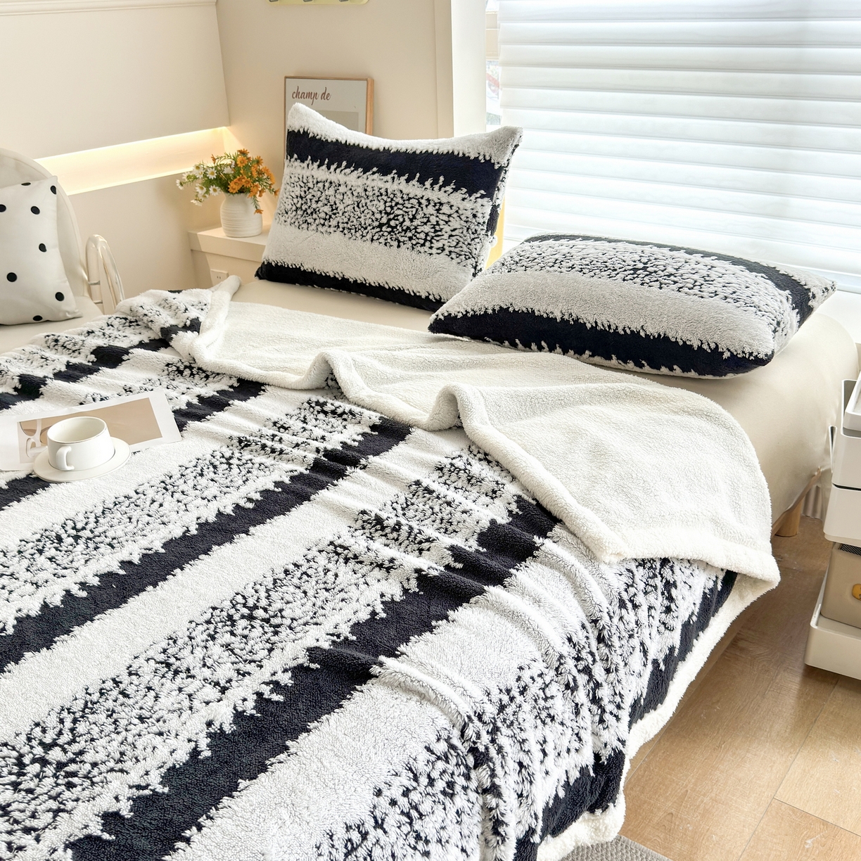 91家纺网 家纺一手货源 找家纺 春妮家纺 2025新款加厚羊羔绒阳离子双层盖毯舒棉绒毛毯 拉斐尔-雾黑