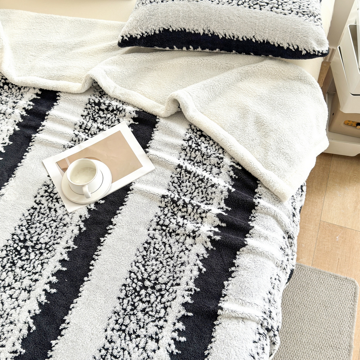 91家纺网 家纺一手货源 找家纺 春妮家纺 2025新款加厚羊羔绒阳离子双层盖毯舒棉绒毛毯 拉斐尔-雾黑