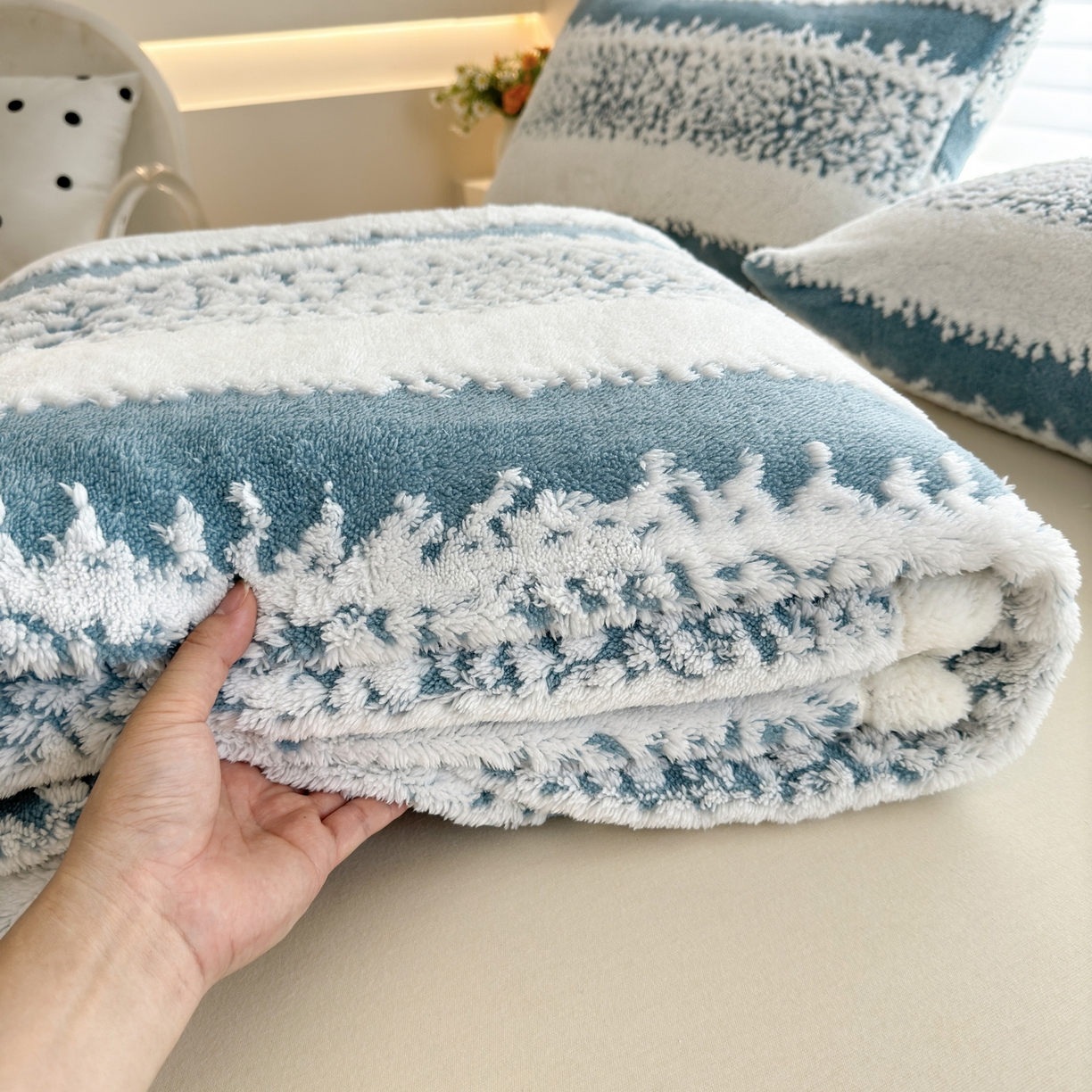 91家纺网 家纺一手货源 找家纺 春妮家纺 2025新款加厚羊羔绒阳离子双层盖毯舒棉绒毛毯 拉斐尔-幽蓝