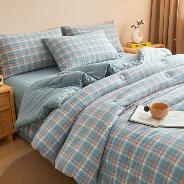 91家纺网 家纺一手货源 找家纺 爱屋及屋 2025新款无印风水洗棉棉花冬被被子被芯 格韵蓝