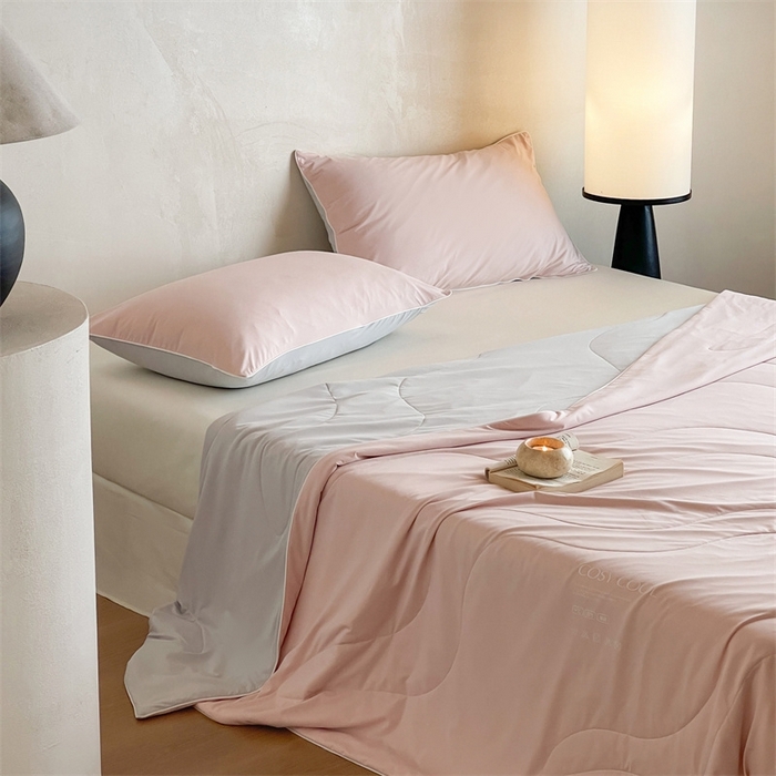 91家纺网 家纺一手货源 找家纺 佳汐蓝家纺 2025新款岛屿漫游凉感夏被 珊瑚粉