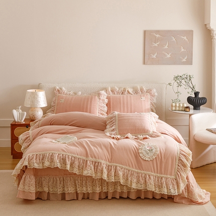 91家纺网 家纺一手货源 找家纺 （总）菊上家纺 2025新款全棉色织水洗棉洛丽塔公主床盖款四件套