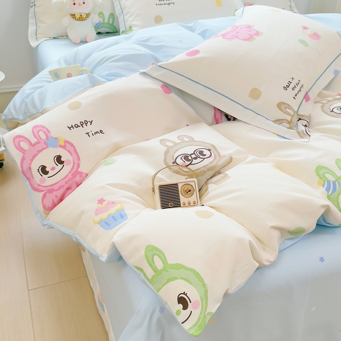 91家纺网 家纺一手货源 找家纺 铭博家纺 2025新款直播爆款100%全棉吊边一字绣工艺款13070印花全棉四件套 彩萌布布