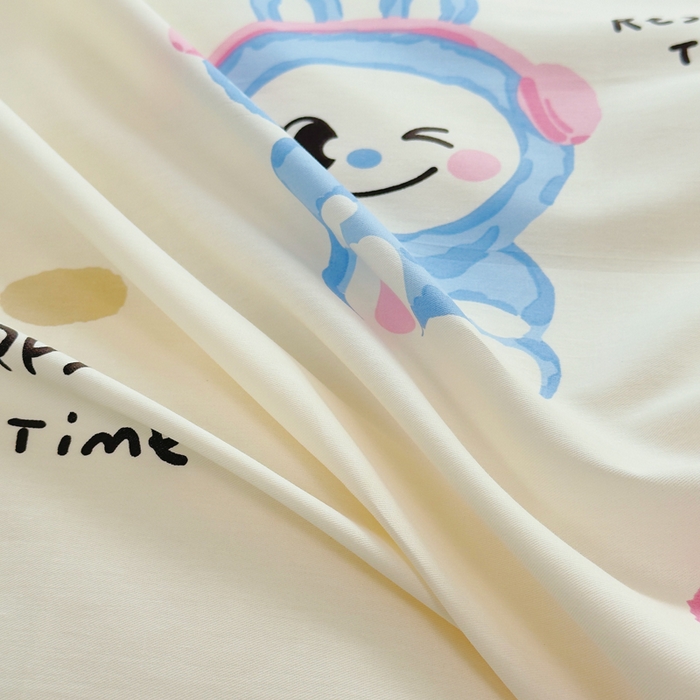 91家纺网 家纺一手货源 找家纺 铭博家纺 2025新款直播爆款100%全棉吊边一字绣工艺款13070印花全棉四件套 彩萌布布