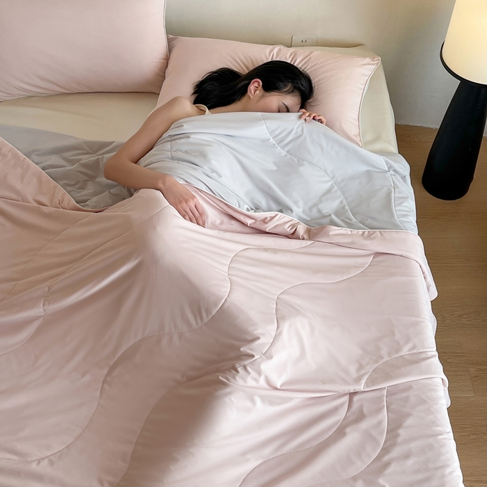 91家纺网 家纺一手货源 找家纺 佳汐蓝家纺 2025新款岛屿漫游凉感夏被 珊瑚粉