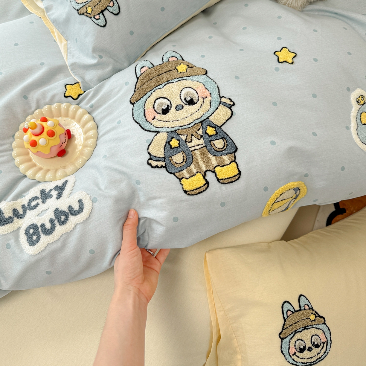 91家纺网 家纺一手货源 找家纺 呗旺鹿 2025新款全棉大眼娃娃毛巾绣四件套 小汽车大眼娃娃