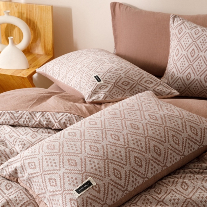 91家纺网 家纺一手货源 找家纺 艾莱家纺 2025新款棉麻风色织提花水洗棉全棉纯棉四件套-梦享 梦享-红咖色