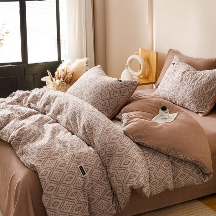 91家纺网 家纺一手货源 找家纺 艾莱家纺 2025新款棉麻风色织提花水洗棉全棉纯棉四件套-梦享 梦享-红咖色