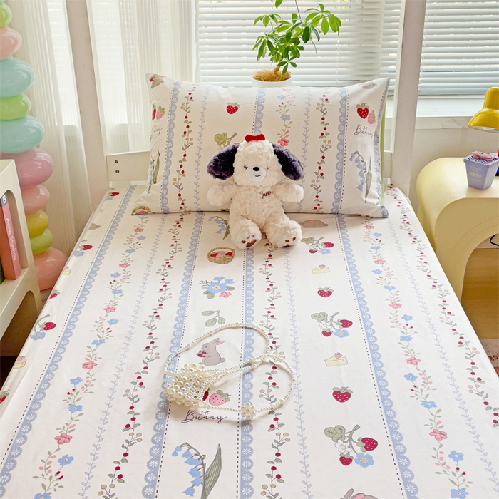 91家纺网 家纺一手货源 找家纺 名兮家居 2025新款全棉纯棉13372学生床上下铺单床单 草莓兔兔