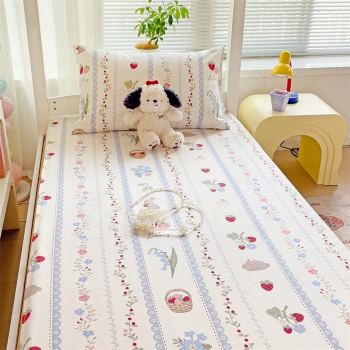 91家纺网 家纺一手货源 找家纺 名兮家居 2025新款全棉纯棉13372学生床上下铺单床单 草莓兔兔