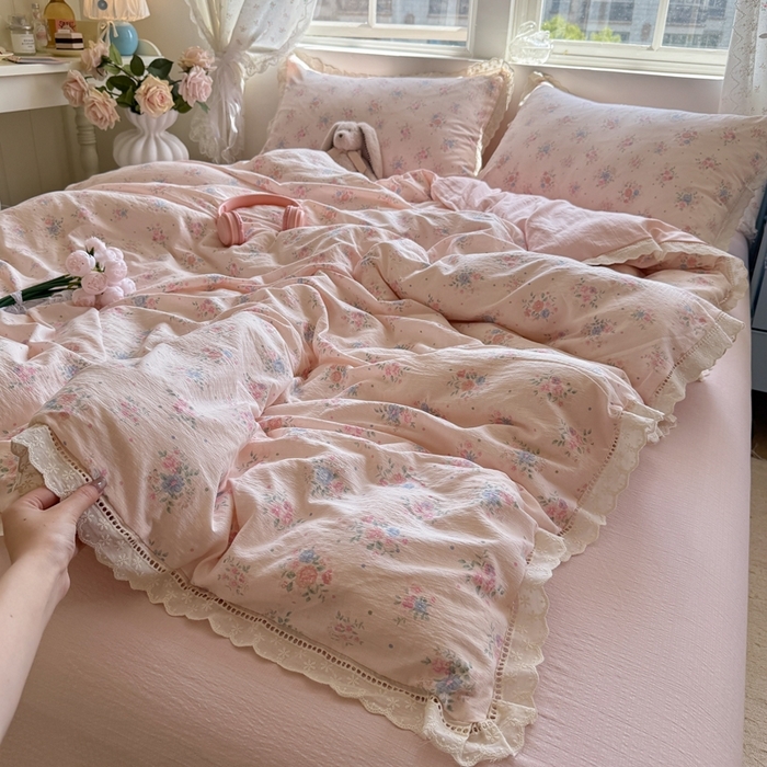 91家纺网 家纺一手货源 找家纺 （总）Mata蔓塔家 2025新款云感双层纱全棉镂空花边四件套,草莓心愿,狗狗伙伴,桔梗语,咖啡豆,蓝风铃,落樱小屋,梦境低语,梦疏花影,青花瓷,肉桂,山楂西高地,颂歌,田园诗,兔子琴曲,夏岛,小彩糖,紫蝴蝶