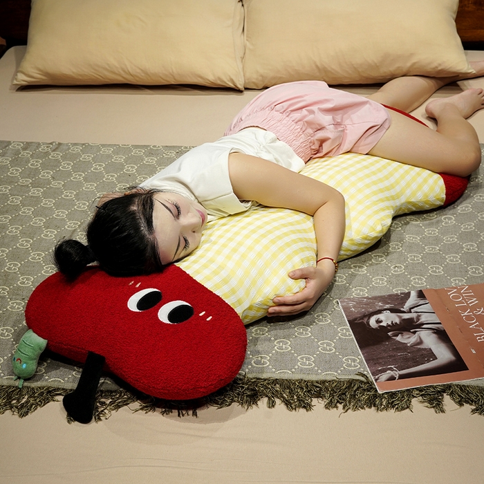 91家纺网 家纺一手货源 找家纺 仟亿莱 2025新款大眼红苹果云朵长条睡觉抱枕 呆萌云朵长条苹果