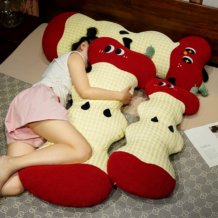 91家纺网 家纺一手货源 找家纺 仟亿莱 2025新款大眼红苹果云朵长条睡觉抱枕 呆萌云朵长条苹果