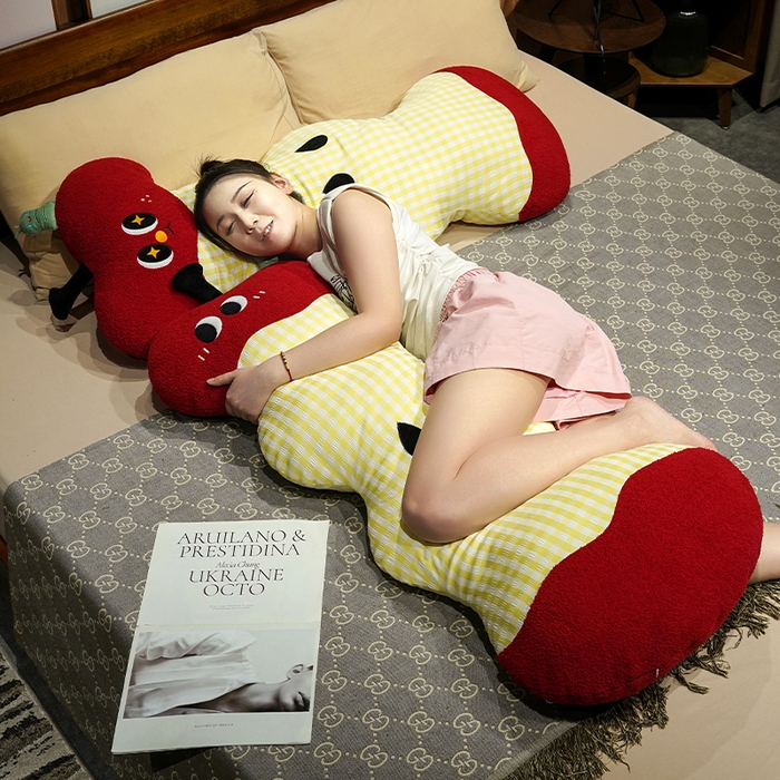 91家纺网 家纺一手货源 找家纺 仟亿莱 2025新款大眼红苹果云朵长条睡觉抱枕 呆萌云朵长条苹果