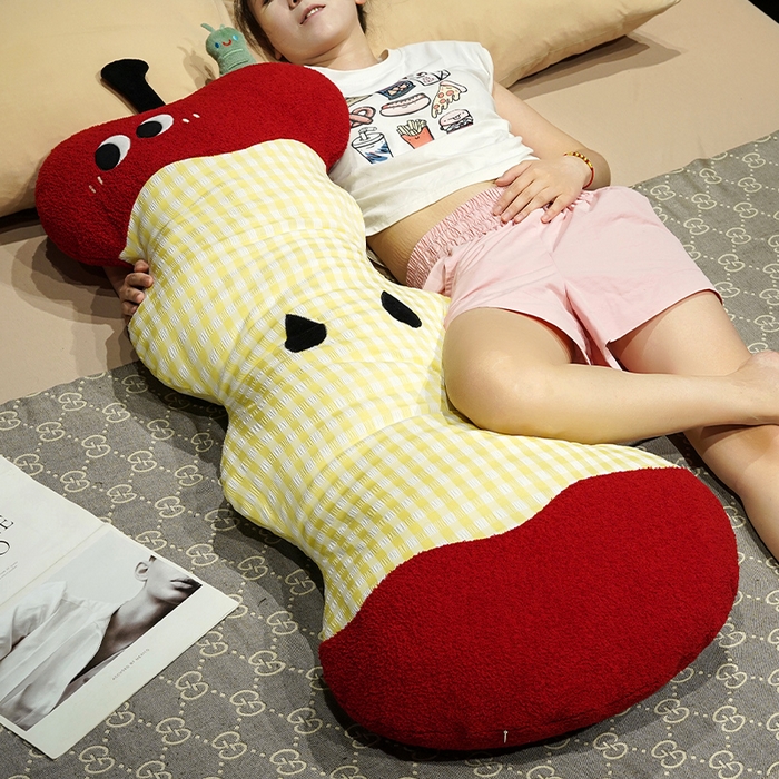 91家纺网 家纺一手货源 找家纺 仟亿莱 2025新款大眼红苹果云朵长条睡觉抱枕 呆萌云朵长条苹果