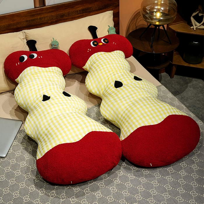 91家纺网 家纺一手货源 找家纺 仟亿莱 2025新款大眼红苹果云朵长条睡觉抱枕 俏皮云朵长条苹果
