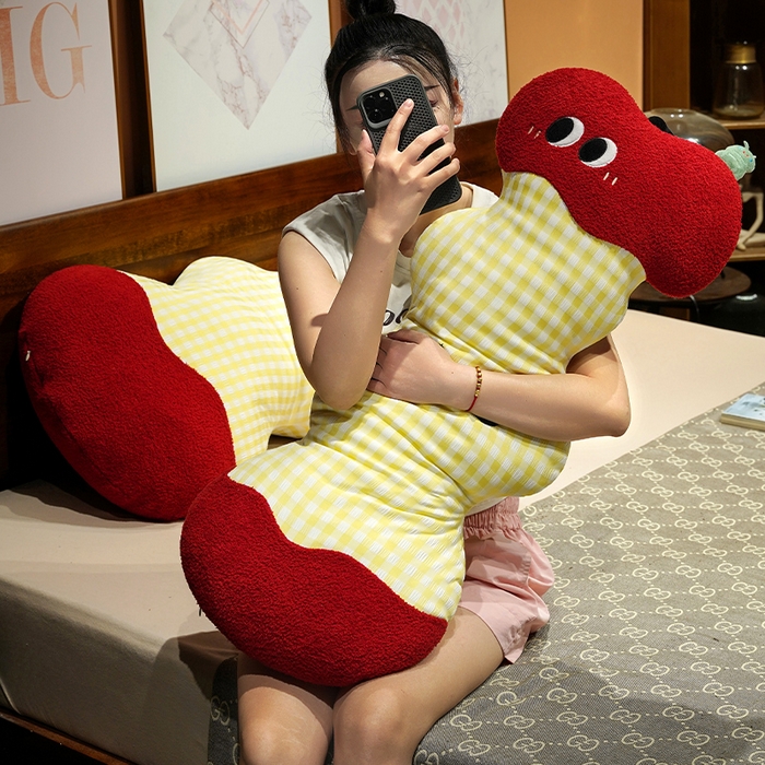 91家纺网 家纺一手货源 找家纺 仟亿莱 2025新款大眼红苹果云朵长条睡觉抱枕 俏皮云朵长条苹果