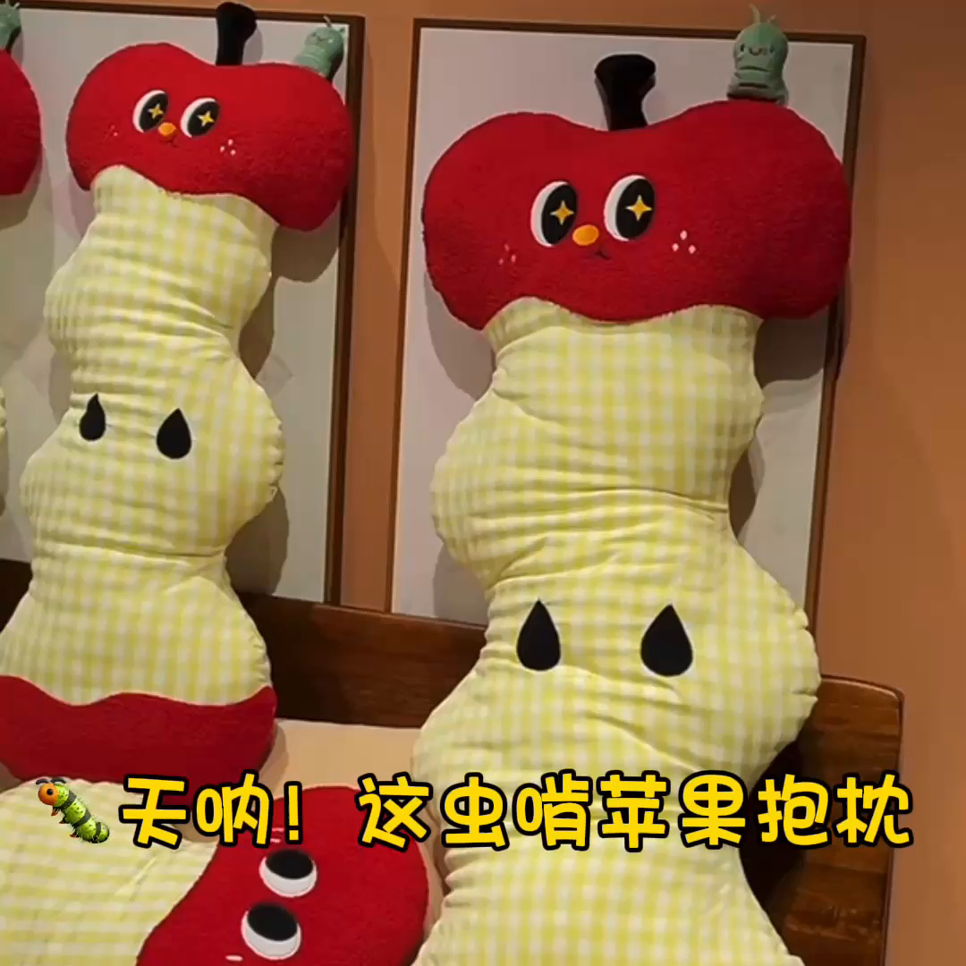 91家纺网 家纺一手货源 找家纺 （总）仟亿莱 2025新款大眼红苹果云朵长条睡觉抱枕