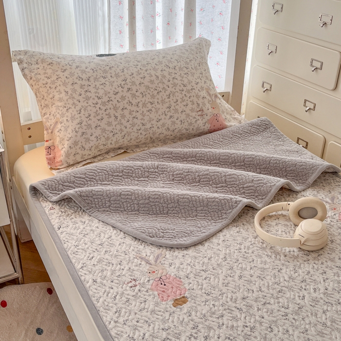 91家纺网 家纺一手货源 找家纺 慕晨 2025新款全棉学生床盖宿舍印花纯棉床盖三件套AB版皆可用四季通用直播 幸运兔