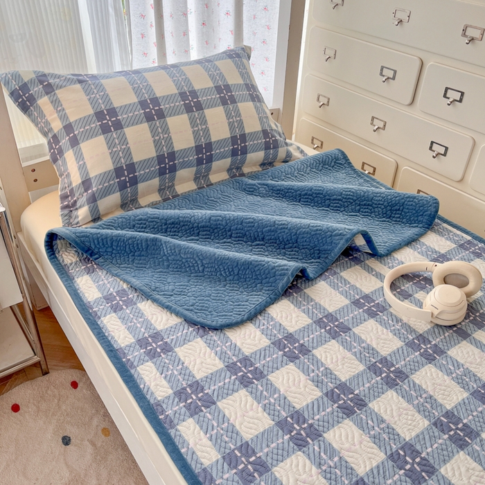 91家纺网 家纺一手货源 找家纺 慕晨 2025新款全棉学生床盖宿舍印花纯棉床盖三件套AB版皆可用四季通用直播 简约格子