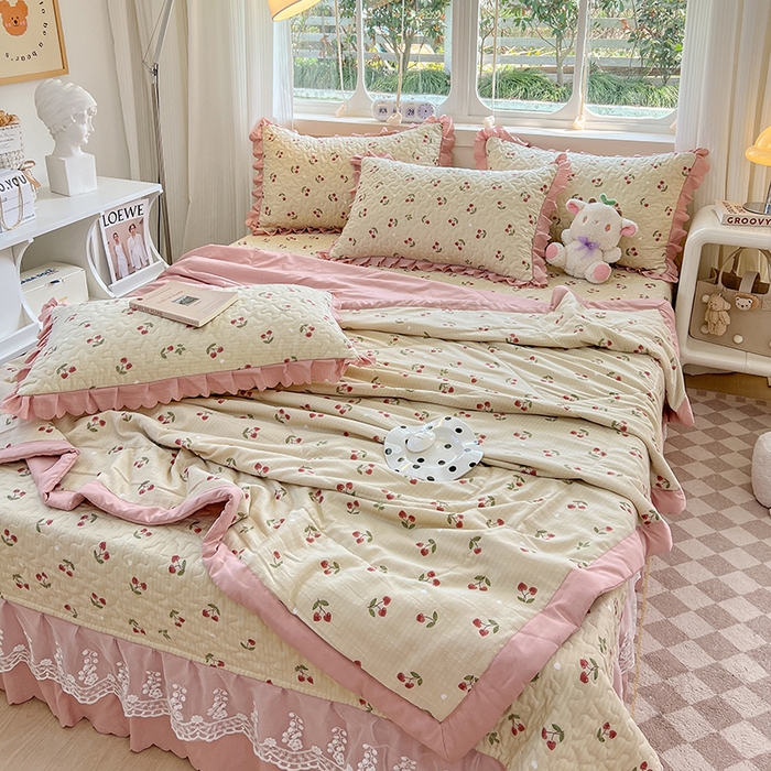 91家纺网 家纺一手货源 找家纺 金梦家居 2025新款印花小竹棉花边夹棉床盖夏被四件套 樱桃