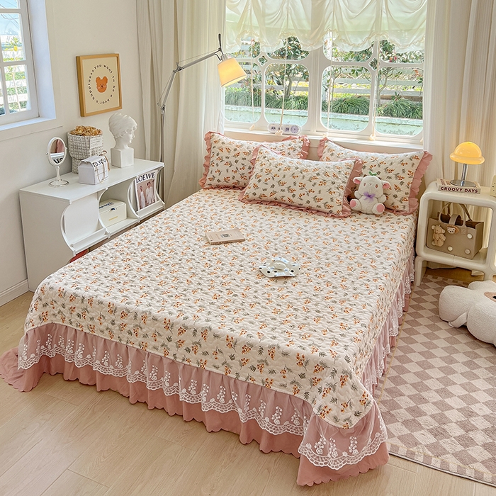 91家纺网 家纺一手货源 找家纺 金梦家居 2025新款印花小竹棉花边夹棉床盖夏被四件套 秋恋