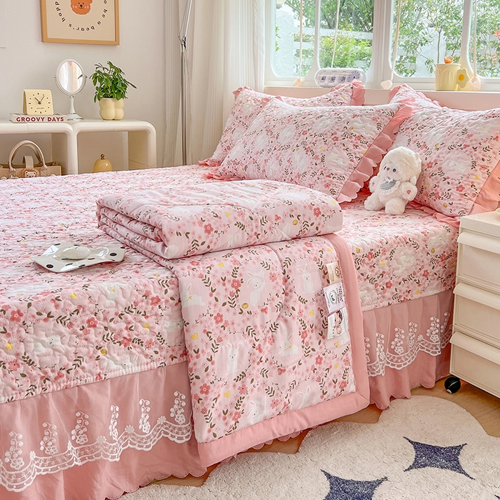 91家纺网 家纺一手货源 找家纺 金梦家居 2025新款印花小竹棉花边夹棉床盖夏被四件套 花影兔