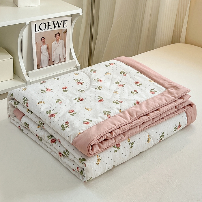 91家纺网 家纺一手货源 找家纺 金梦家居 2025新款印花小竹棉花边夹棉床盖夏被四件套 花恋