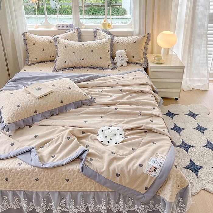 91家纺网 家纺一手货源 找家纺 金梦家居 2025新款印花小竹棉花边夹棉床盖夏被四件套 甜心