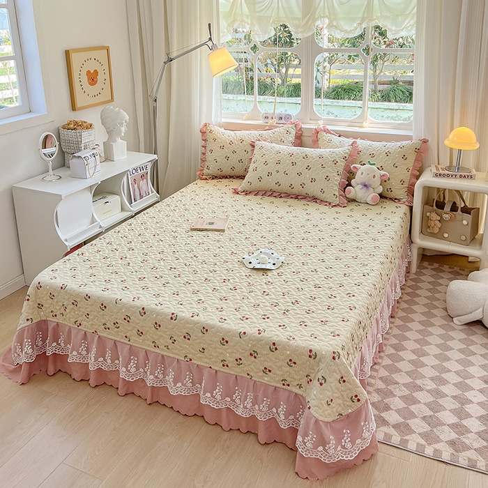 91家纺网 家纺一手货源 找家纺 金梦家居 2025新款印花小竹棉花边夹棉床盖夏被四件套 樱桃