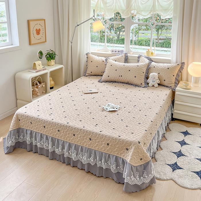 91家纺网 家纺一手货源 找家纺 金梦家居 2025新款印花小竹棉花边夹棉床盖夏被四件套 甜心