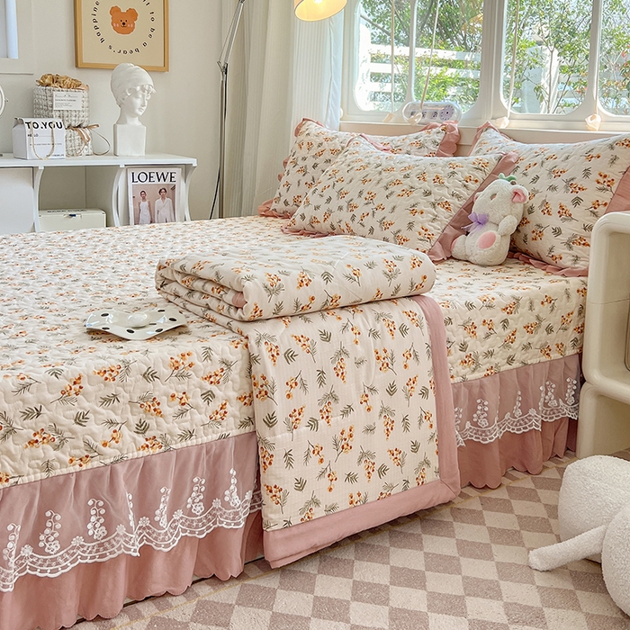 91家纺网 家纺一手货源 找家纺 金梦家居 2025新款印花小竹棉花边夹棉床盖夏被四件套 秋恋